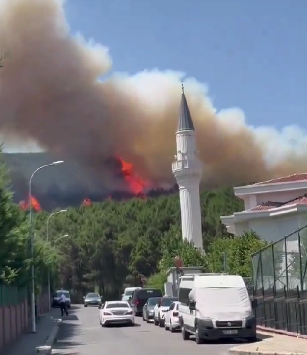 İstanbul da Korkutan Yangın! Yangın Güçlükle Kontrol Altına Alındı!